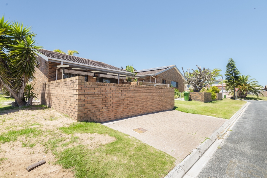 4 Bedroom Property for Sale in Middedorp Western Cape